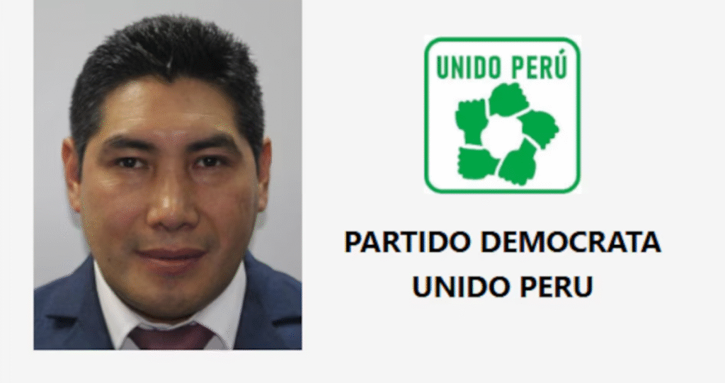 Fotografía de Charlie Carrasco a la izquierda y el logo del partido Demócrata Unido Perú