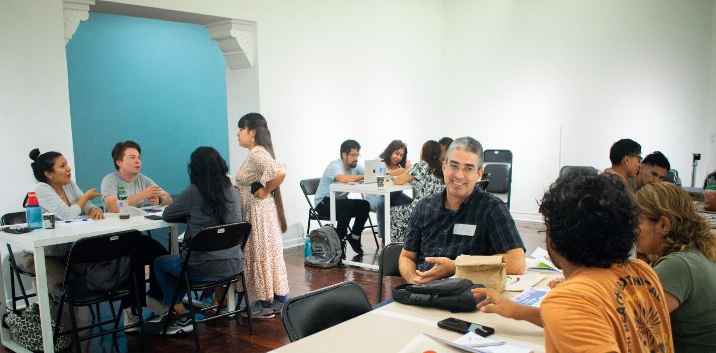 salón de clases, personas hablando