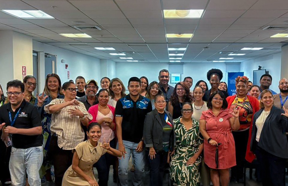 Nuestra directora, Déborah Seminario rodeada de representantes del ministerio de cultura de Panamá y alumnos de la formación
