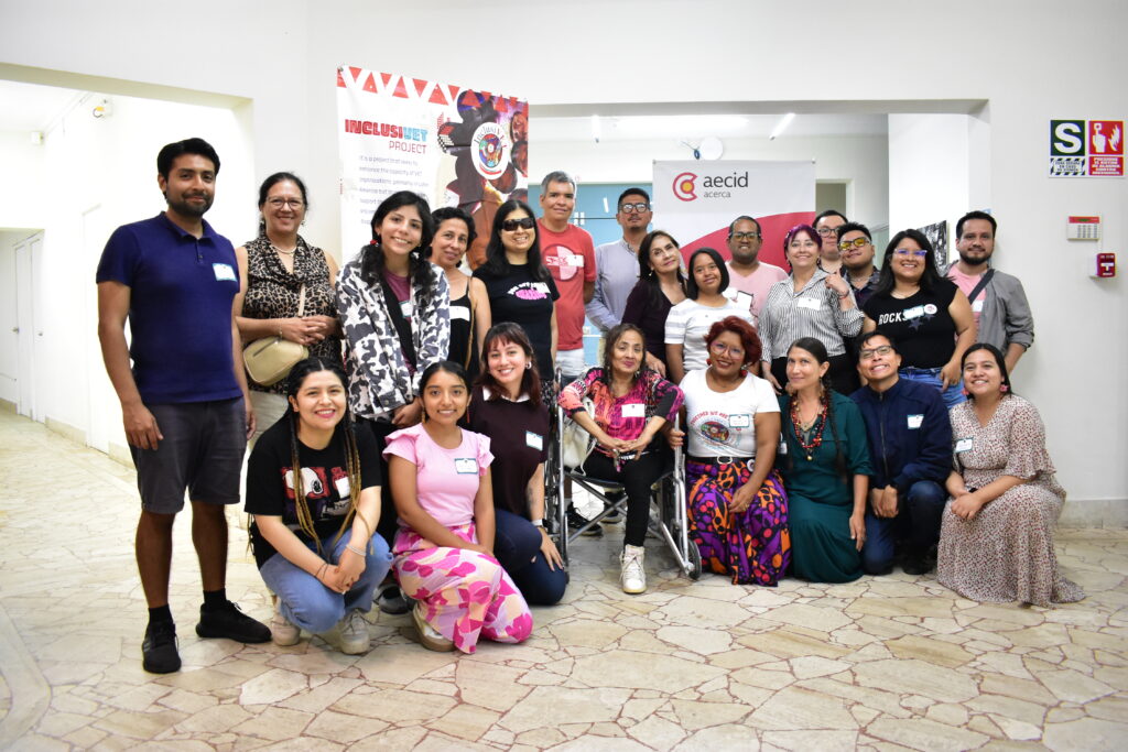 Alumnos y profesores posando para la foto grupal