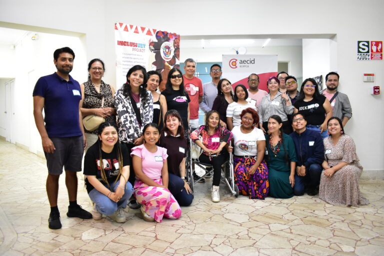 Alumnos y profesores posando para la foto grupal