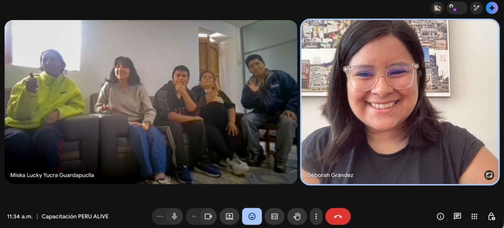 Captura de una videollamada al finalizar una capacitación. A la izquierda, un grupo de participantes reunidos en una sala sonríe y saluda a la cámara. A la derecha, la facilitadora también sonríe mientras despide la sesión desde su cámara web.