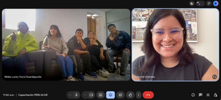 Captura de una videollamada al finalizar una capacitación. A la izquierda, un grupo de participantes reunidos en una sala sonríe y saluda a la cámara. A la derecha, la facilitadora también sonríe mientras despide la sesión desde su cámara web.