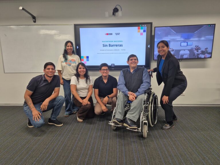 Foto grupal hackatón Mincetur