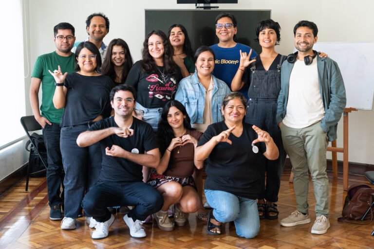 Equipo Capaz, foto grupal en clase de LSP.