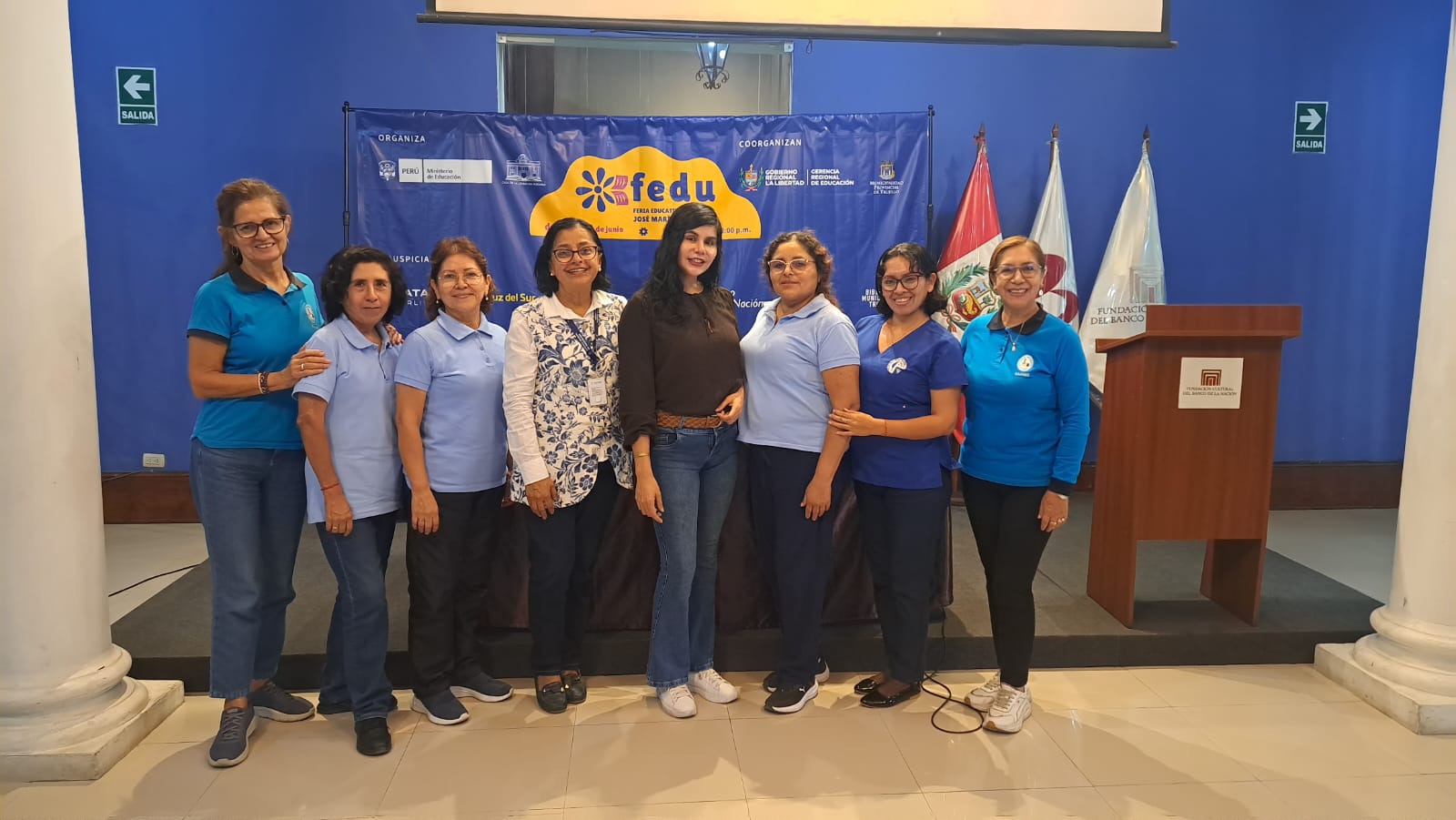 Foto con profesoras trujillanas- XVI Congreso de Literatura Infantil y Juvenil en Trujillo