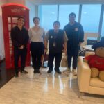 Foto grupal: Gustavo Aparicio, Benjamin Suarez y dos representantes de la embajada británica.