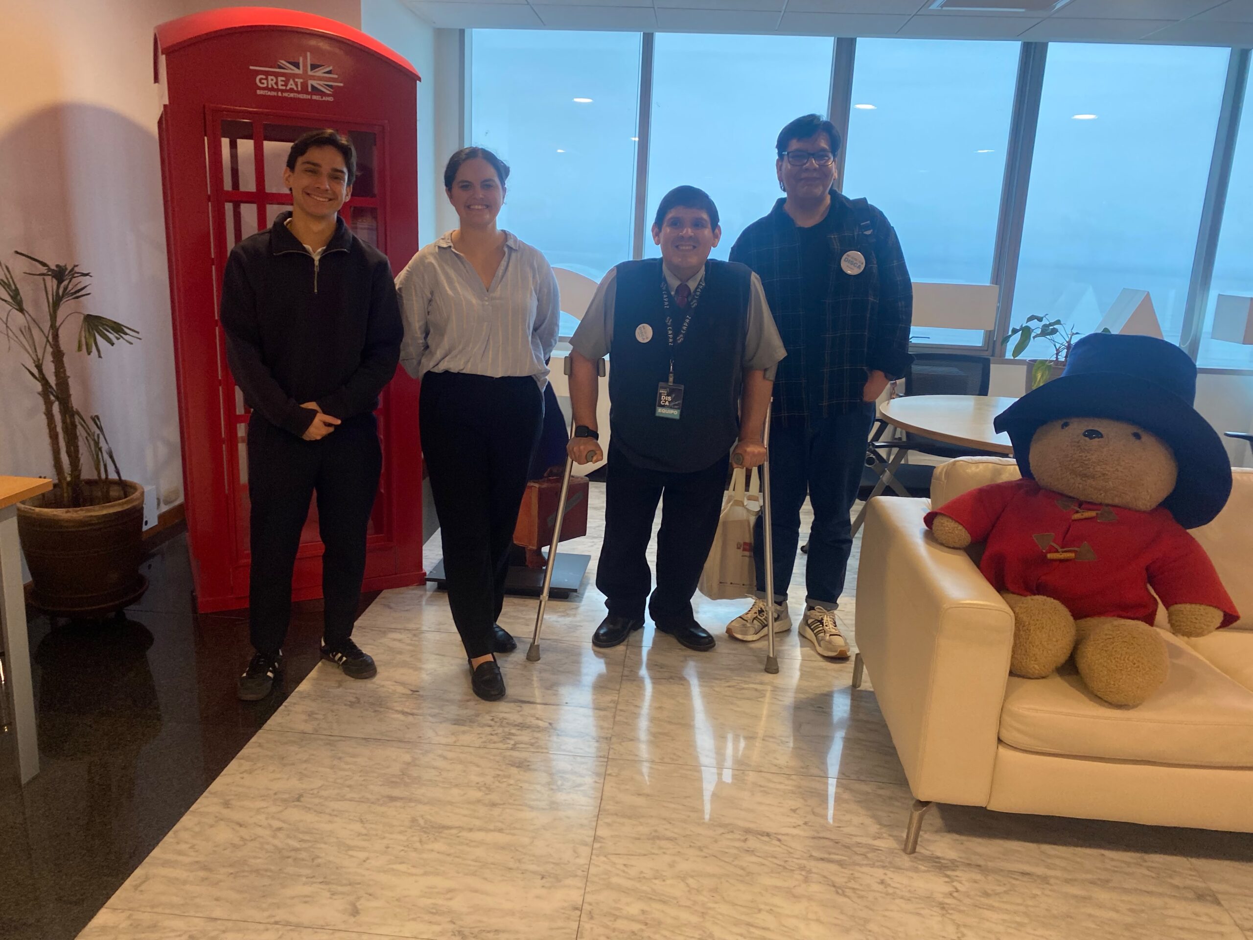 Foto grupal: Gustavo Aparicio, Benjamin Suarez y dos representantes de la embajada británica.