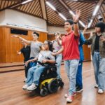 Grupo realizando movimientos expresivos con los brazos.
