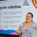 Facilitadora presentando una dinámica de creación colectiva.