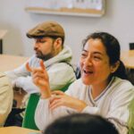 Participante compartiendo sus ideas mediante gestos.
