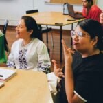Participantes comunicándose mediante gestos durante el taller.