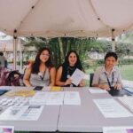 Equipo de CAPAZ junto a materiales informativos sobre accesibilidad.