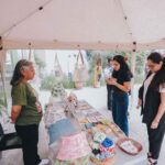 Emprendedoras exhibiendo productos artesanales.