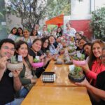Participantes compartiendo una actividad de jardinería.