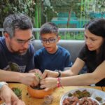 Familia participando en una actividad de jardinería.