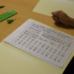 Material educativo en braille sobre una mesa.