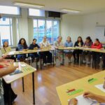 Facilitador conduce una actividad con personas participantes.