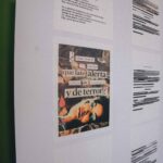 Detalle de una obra artística con collage y textos.
