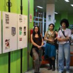 Público recorre una exposición de narrativas y producciones artísticas.